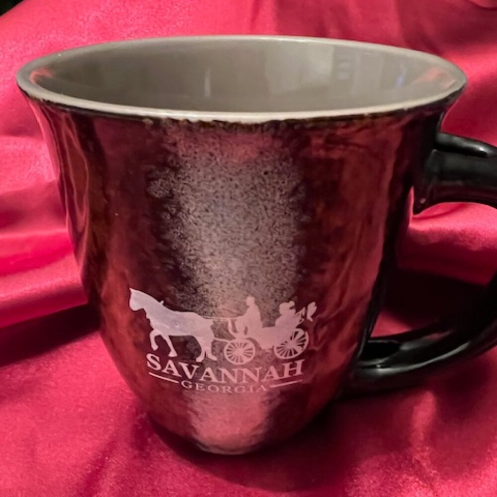 Americaware Savannah emblem‎ ceramic coffee mug featuring a horse-drawn carriage